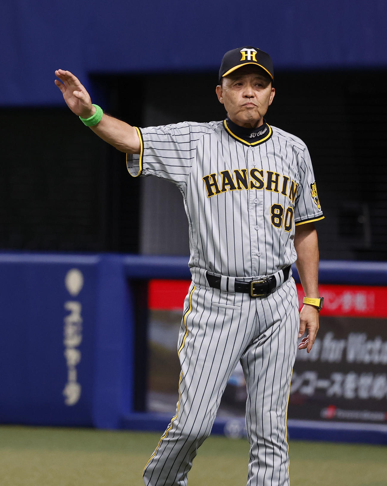 中日対阪神　7回裏、交代告げる阪神岡田監督（撮影・藤尾明華）
