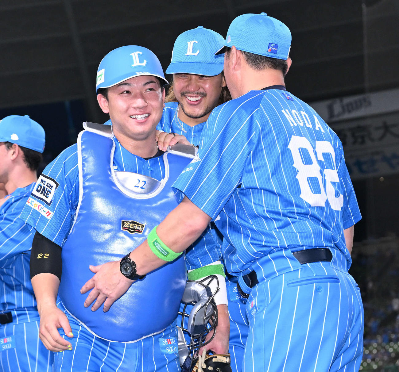 西武対ソフトバンク　試合後、勝利投手の西武高橋（後方）は捕手古賀の肩をもんでねぎらう（撮影・滝沢徹郎）