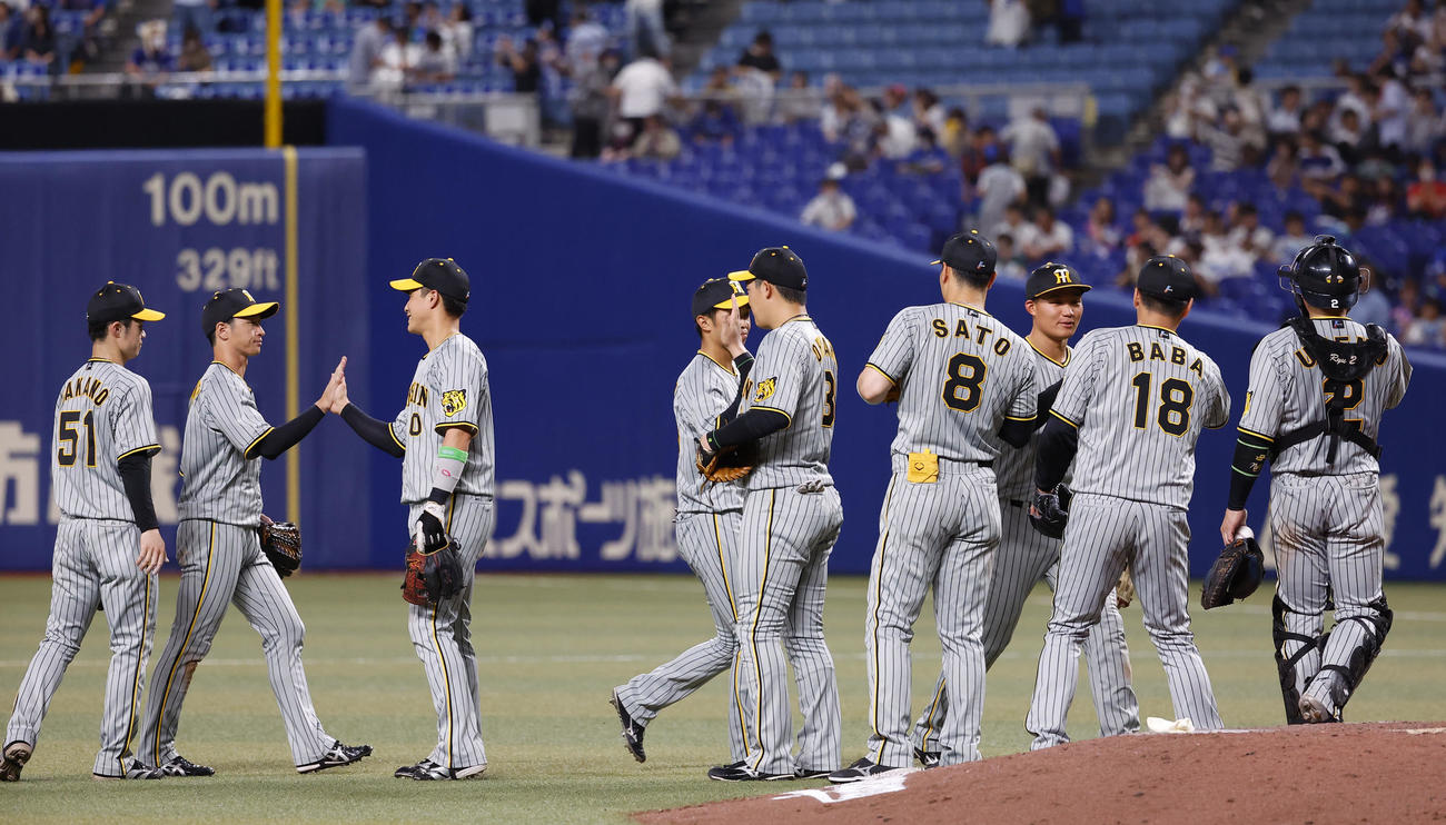 中日対阪神　中日に勝利し、タッチを交わす阪神ナイン（撮影・藤尾明華）