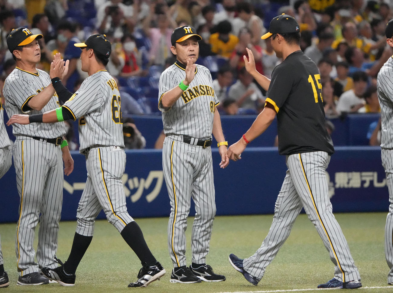 中日対阪神　試合終了、西純らナインを迎える岡田監督（右から2人目）（撮影・森本幸一）