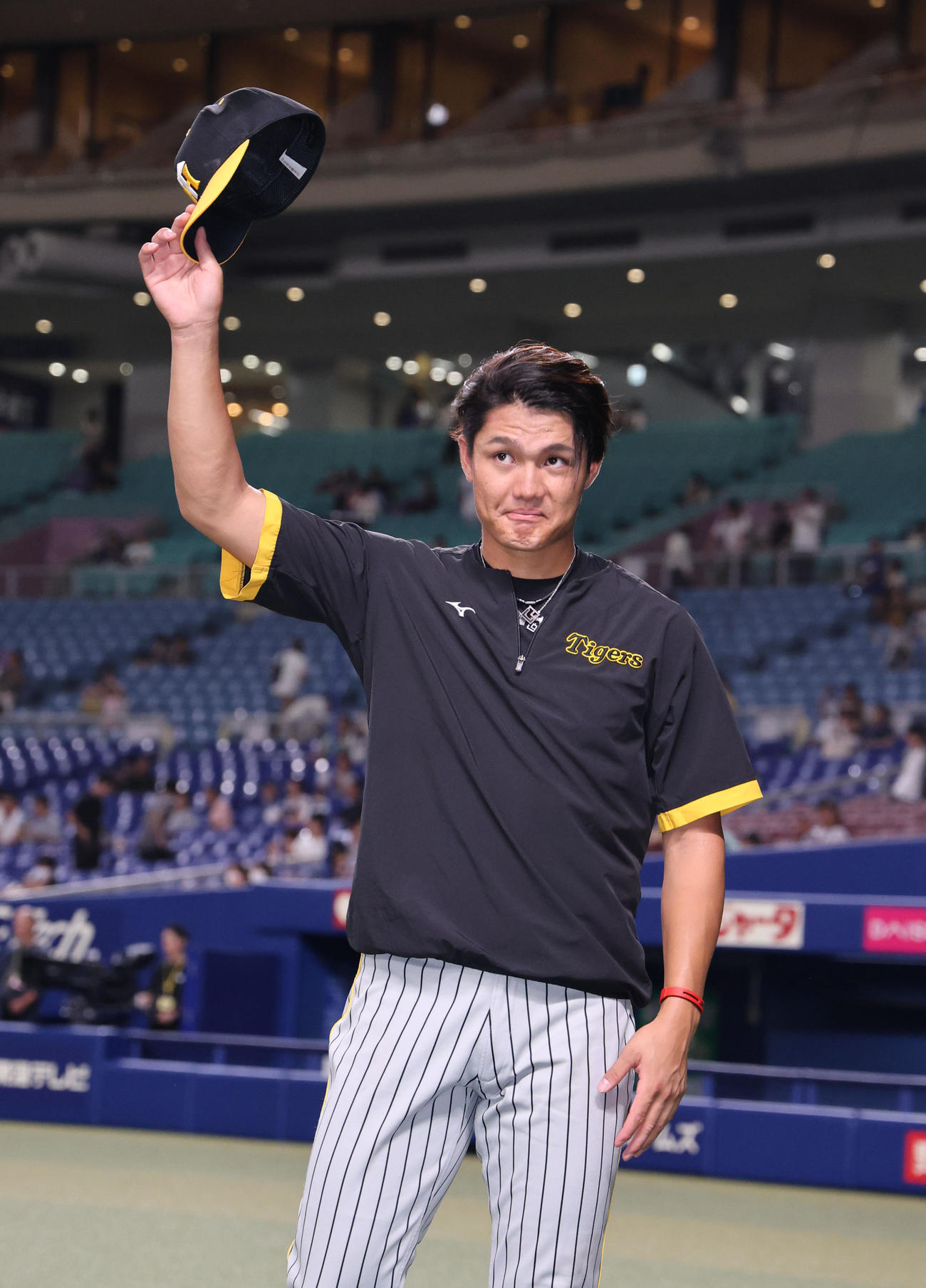中日対阪神　中日に勝利し、ファンの声援に手を振る阪神西純（撮影・藤尾明華）