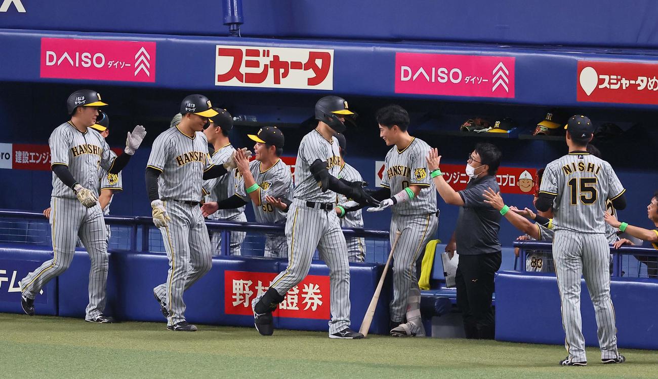 中日対阪神　7回表阪神1死一、二塁、中越え3点本塁打を放った佐藤輝（右から3人目）はナインとハイタッチをして喜ぶ（撮影・上田博志）