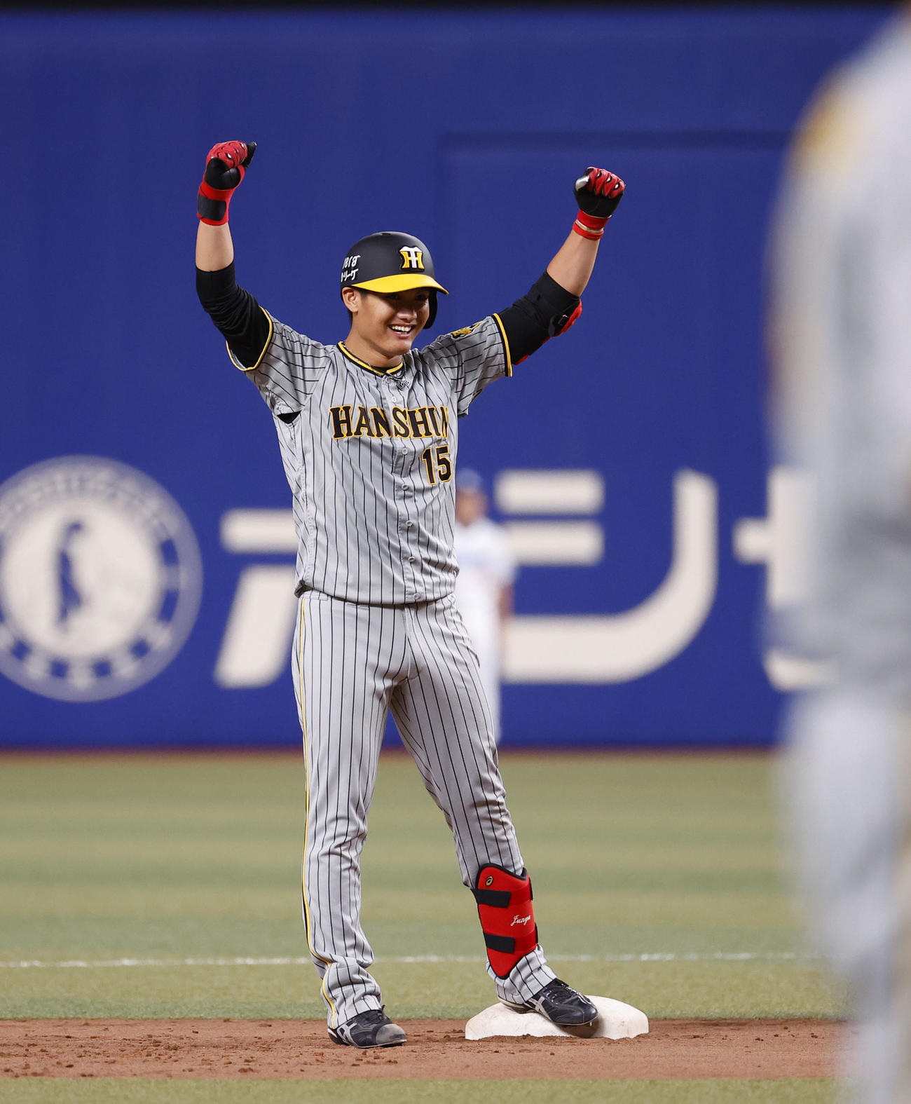 中日対阪神　6回表阪神2死満塁、右中間に走者一掃の二塁打を放ち、ガッツポーズをする西純（撮影・藤尾明華）