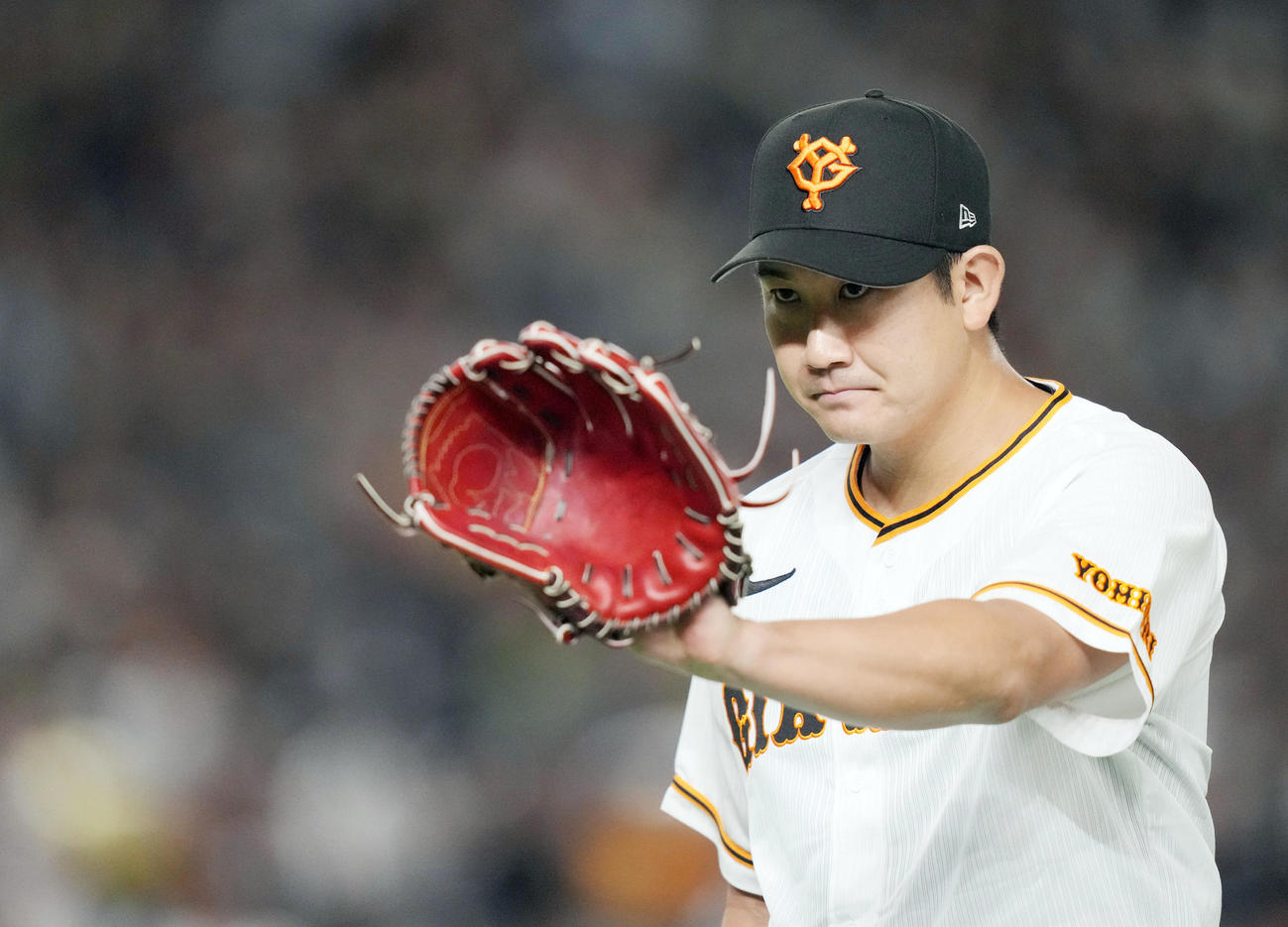 巨人対ヤクルト　6回表を抑え、気合の入った表情でグラブを前に出す巨人先発の菅野（撮影・狩俣裕三）
