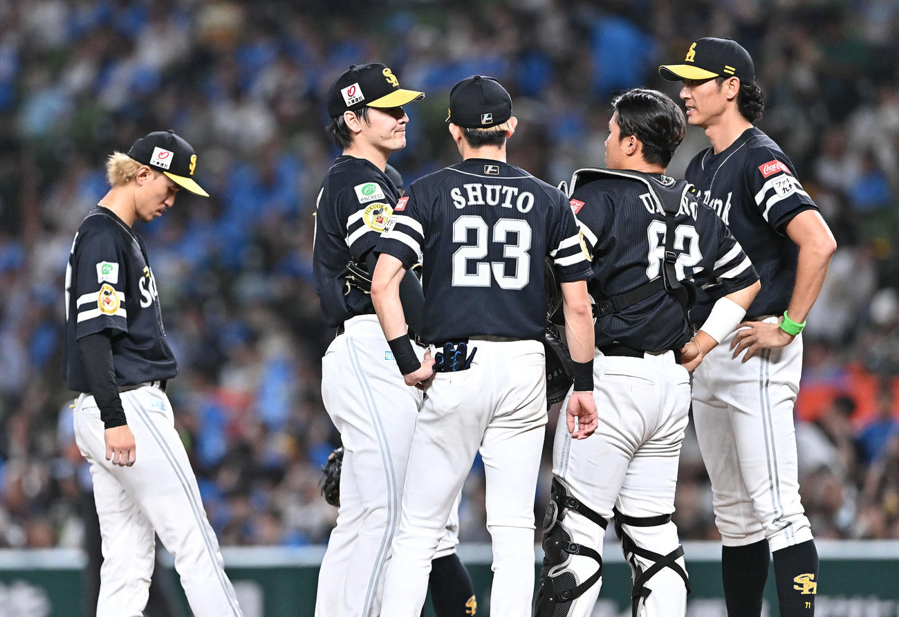 西武対ソフトバンク　7回裏、ピンチにマウンドのソフトバンク有原（左から2人目）のもとに集まる選手たち（撮影・滝沢徹郎）