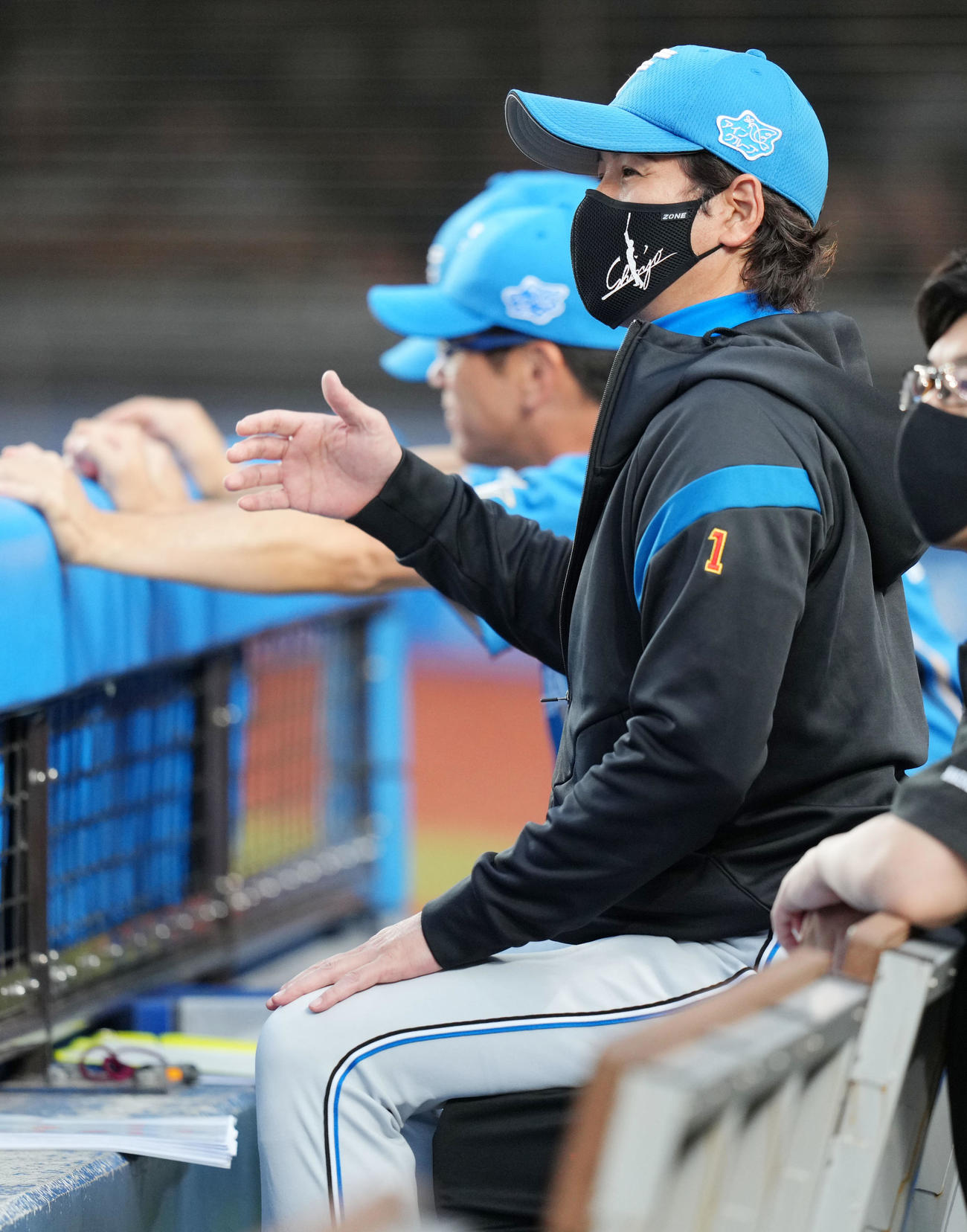 ロッテ対日本ハム　試合を見つめる日本ハム新庄監督（撮影・横山健太）