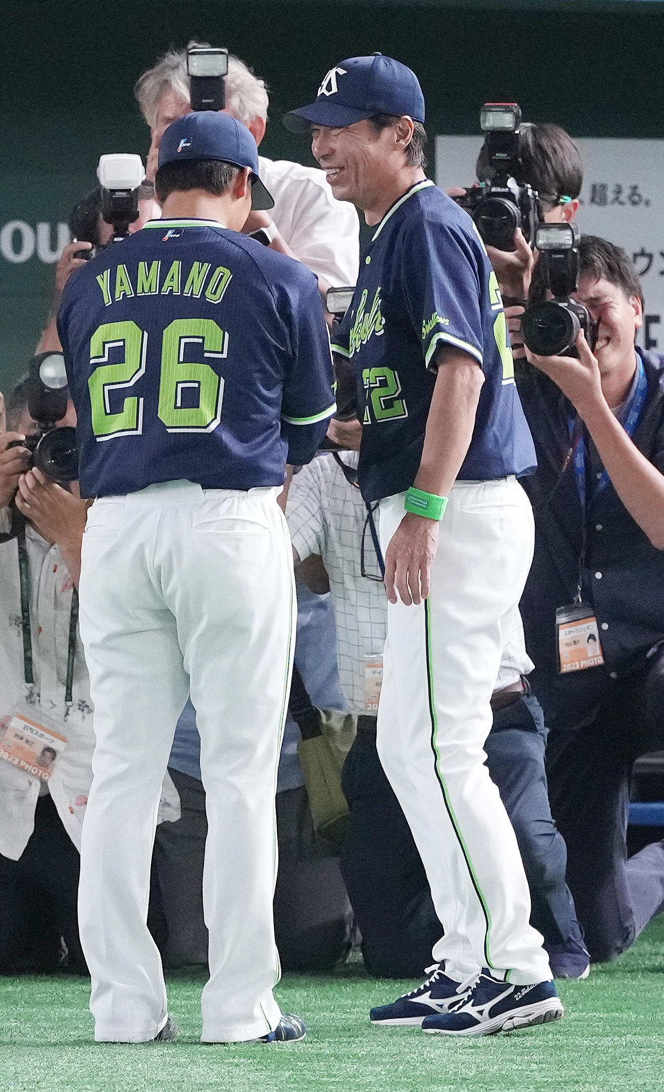 巨人対ヤクルト　プロ初勝利のヤクルト山野（左）と笑顔で握手を交わす高津監督（撮影・鈴木みどり）