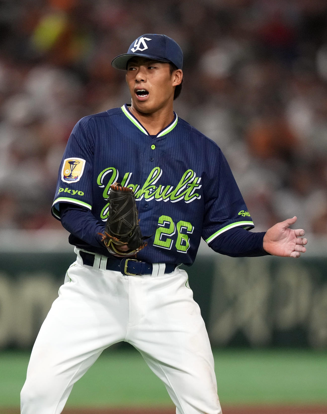 巨人対ヤクルト　6回裏巨人2死一、二塁、岡本和を右邪飛に打ち取り、ほえて喜ぶヤクルト先発の山野（撮影・狩俣裕三）