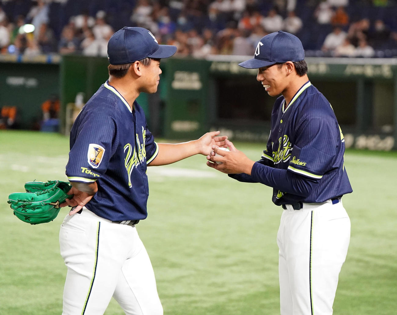 巨人対ヤクルト　試合後、プロ初勝利を挙げた山野（右）は、田口（左）から勝利球を受け取る（撮影・狩俣裕三）