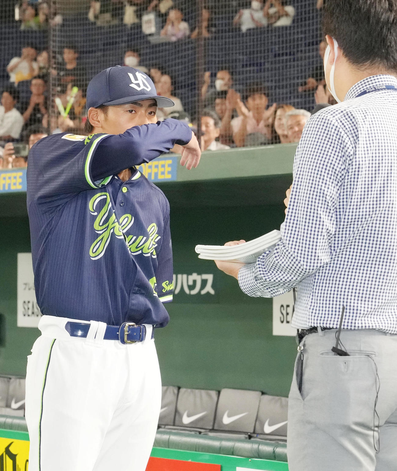 巨人対ヤクルト　プロ初勝利を挙げた山野はヒーローインタビューで涙を流す（撮影・狩俣裕三）