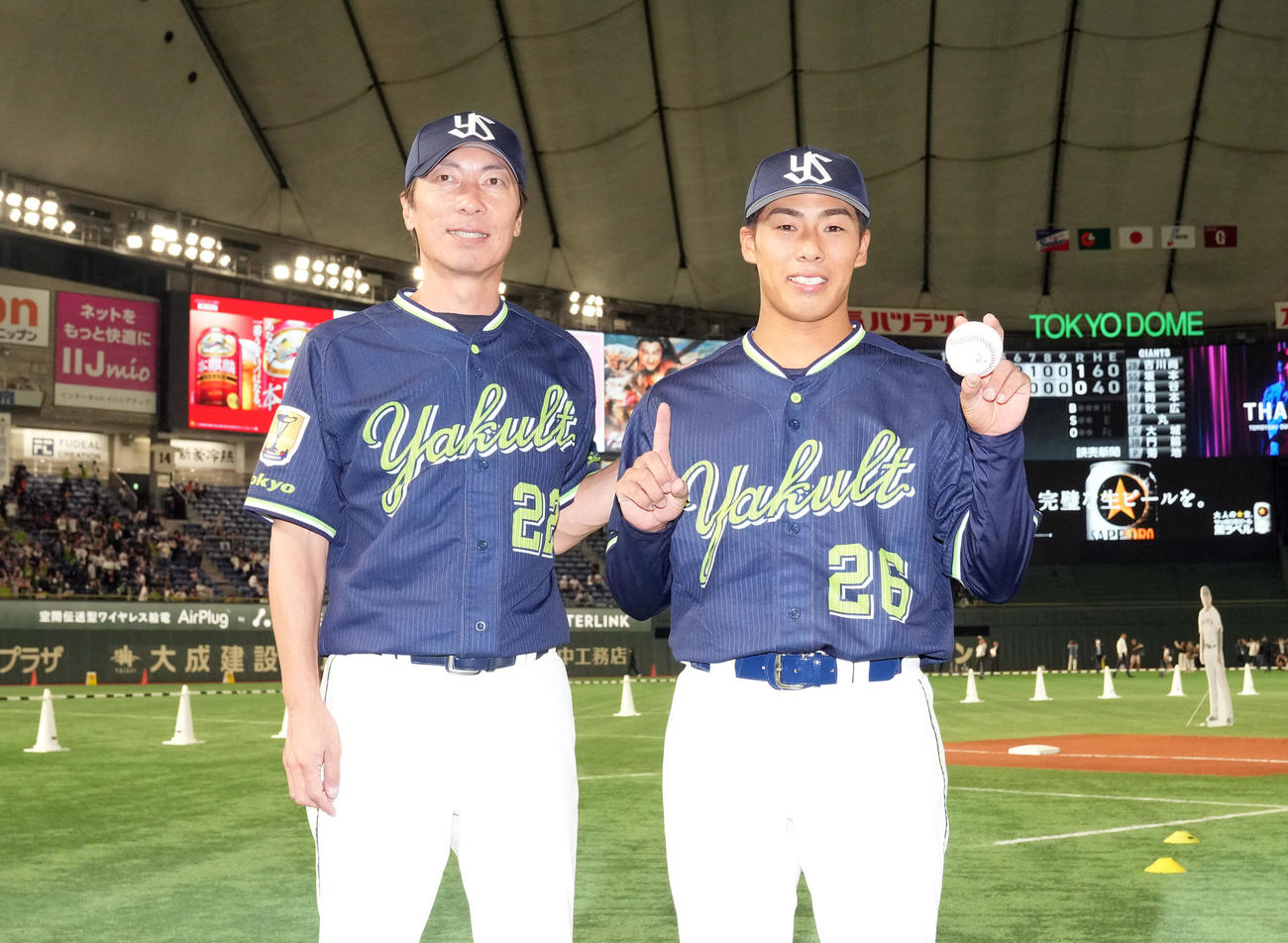 巨人対ヤクルト　プロ初勝利を挙げ、高津監督（左）といっしょに記念撮影をする山野（撮影・狩俣裕三）