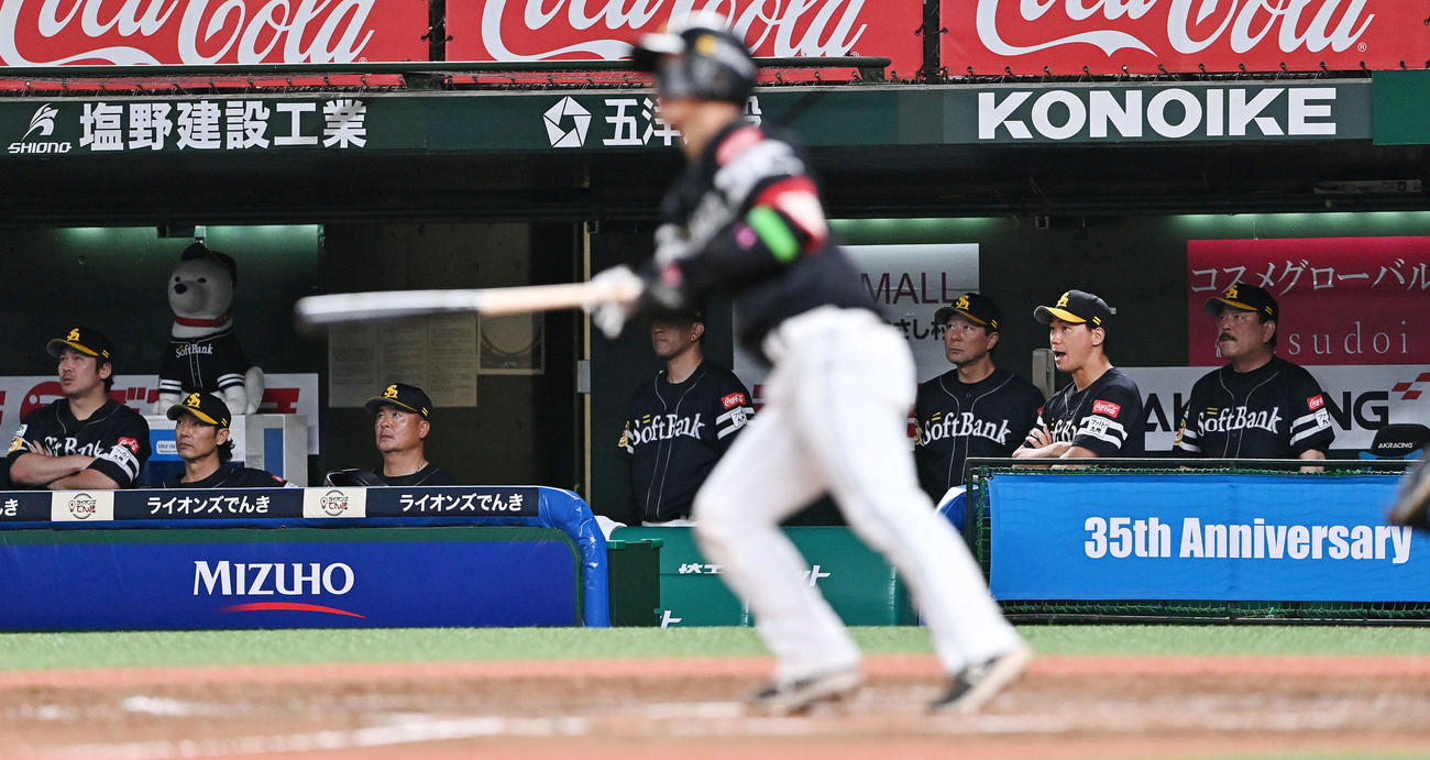 西武対ソフトバンク　9回表ソフトバンク2死一塁、今宮の中飛の打球を見つめる藤本監督（右）ら（撮影・滝沢徹郎）