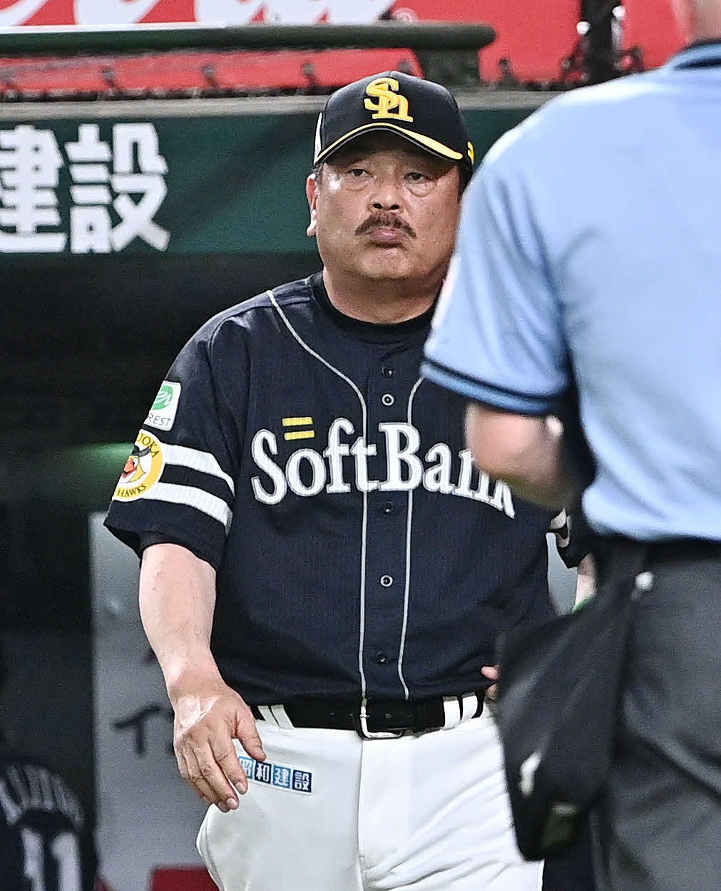西武対ソフトバンク　交代を伝えるソフトバンク藤本監督（撮影・滝沢徹郎）