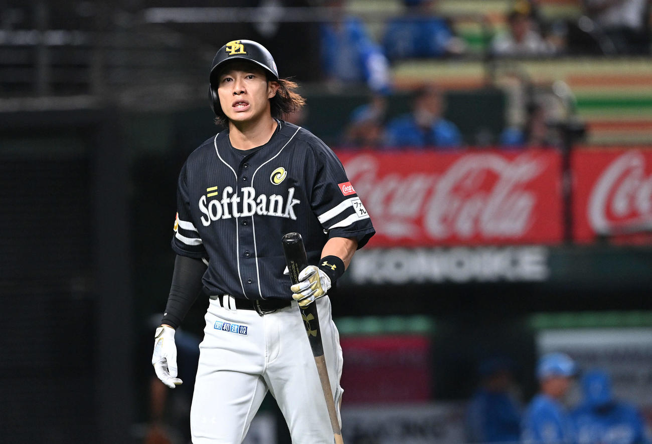 西武対ソフトバンク　6回表ソフトバンク2死一塁、空振り三振に倒れ引き揚げる柳田（撮影・滝沢徹郎）