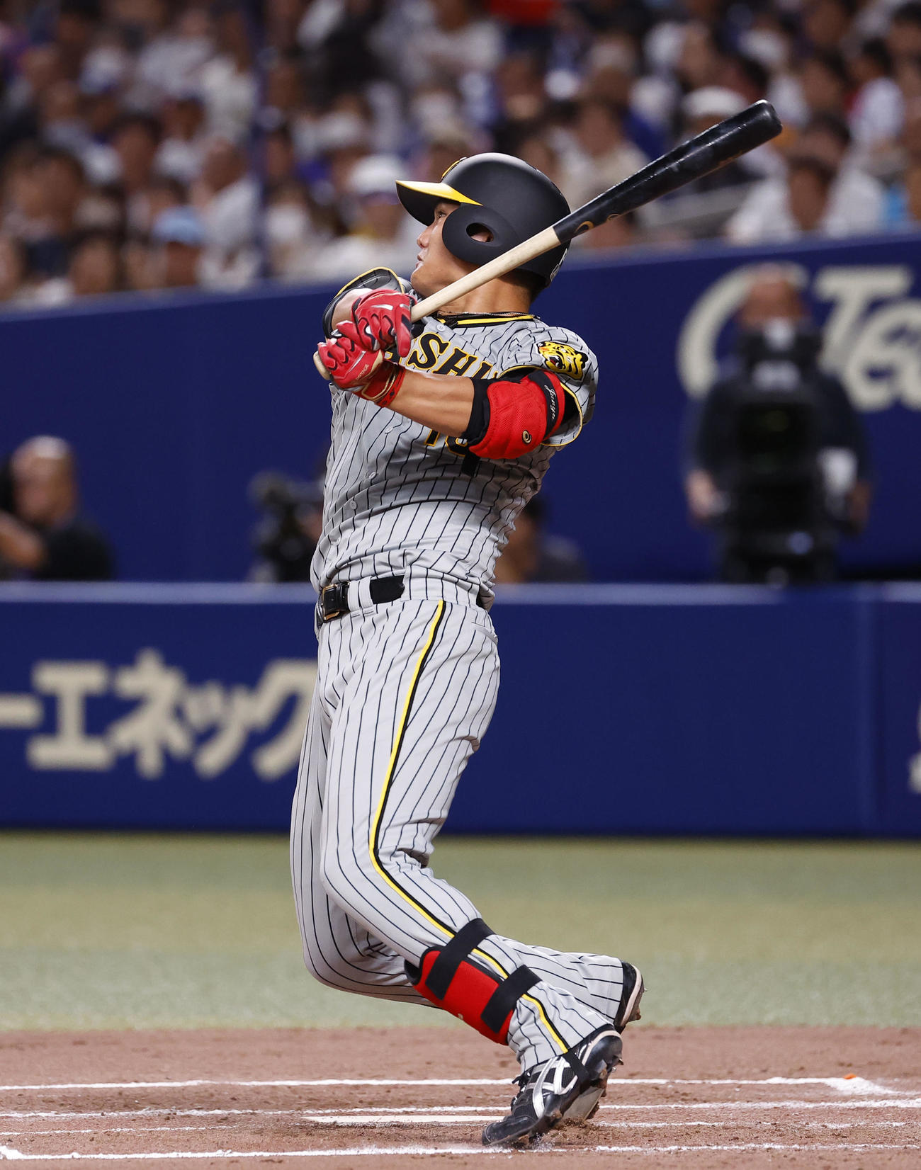中日対阪神　6回表阪神2死満塁、西純が右中間に走者一掃の二塁打を放つ（撮影・藤尾明華）