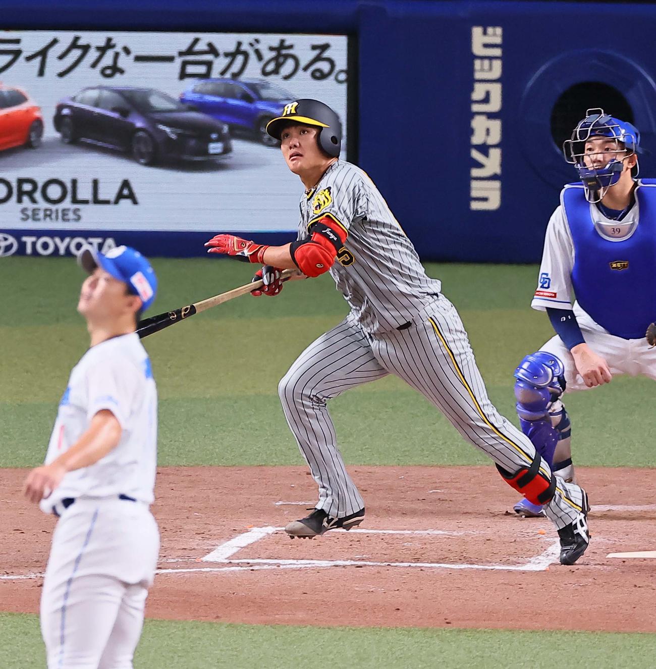 中日対阪神　6回表阪神2死満塁、西純は右へ3点適時二塁打を放つ。投手は小笠原（撮影・上田博志）