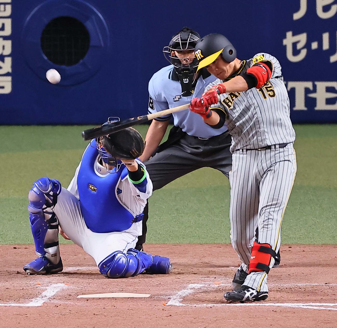 中日対阪神　6回表阪神2死満塁、西純は右へ3点適時二塁打を放つ（撮影・上田博志）