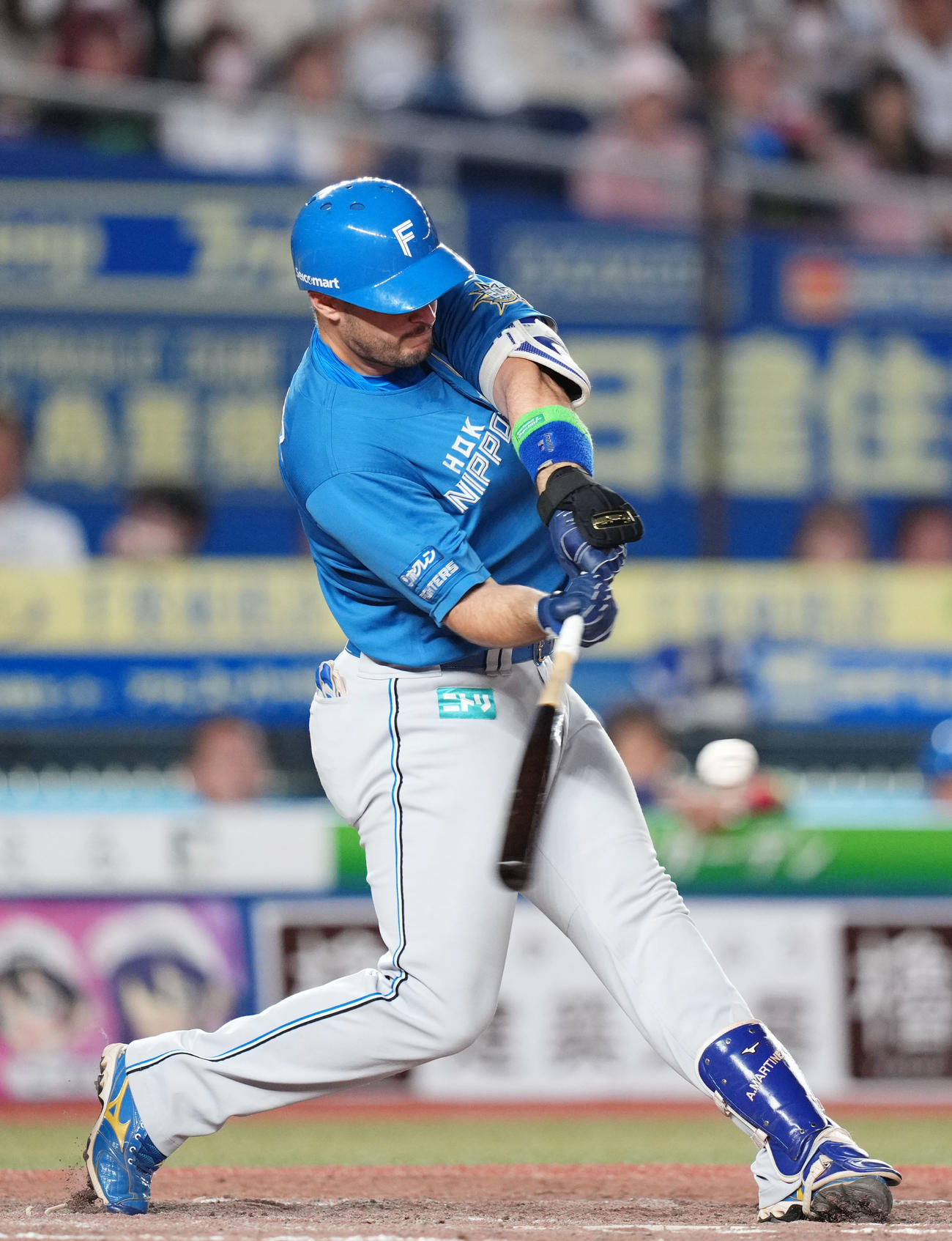 ロッテ対日本ハム　9回表日本ハム無死、右中間へソロ本塁打を放つマルティネス（撮影・横山健太）