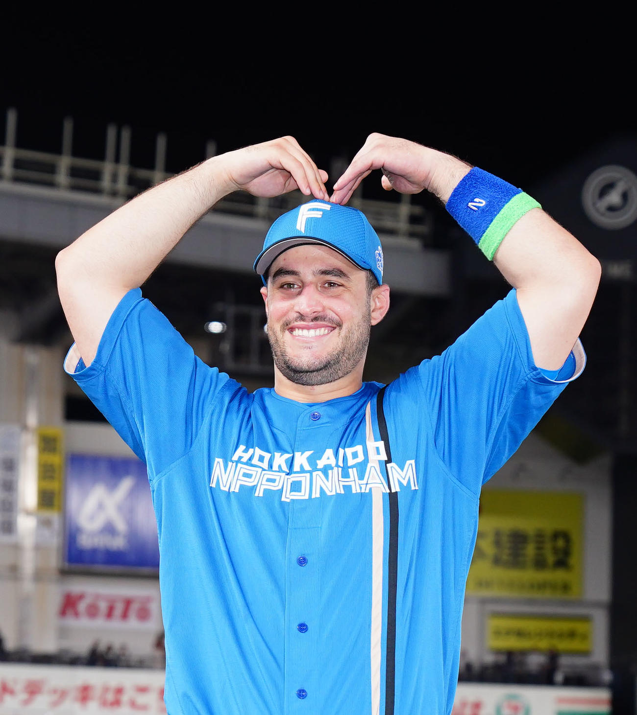 ロッテ対日本ハム　笑顔でハートポーズをつくる日本ハム・マルティネス（撮影・横山健太）