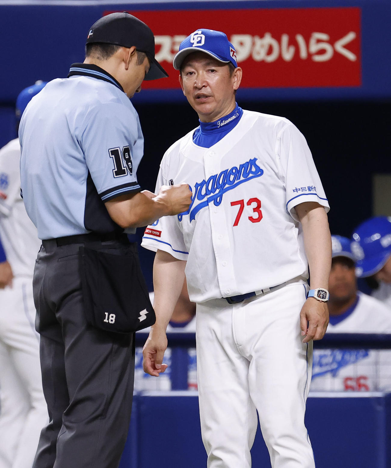 中日対阪神　9回、交代告げる立浪監督（撮影・藤尾明華）