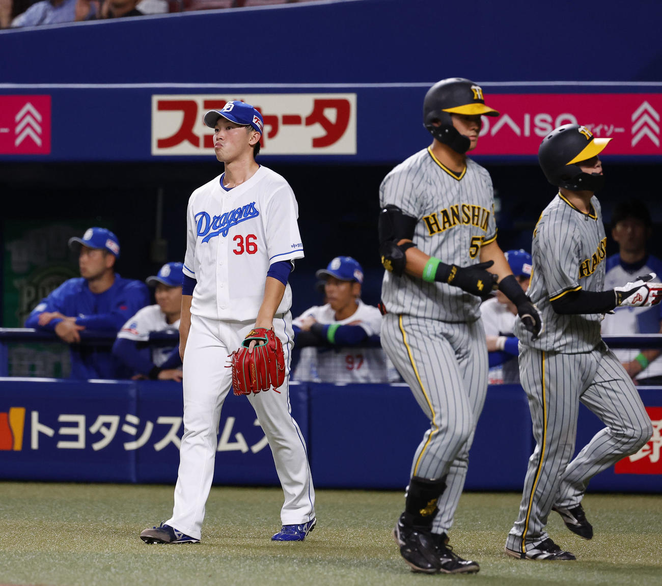 中日対阪神　9回表阪神1死二、三塁、佐藤輝に左犠飛を許した中日岡野（撮影・藤尾明華）