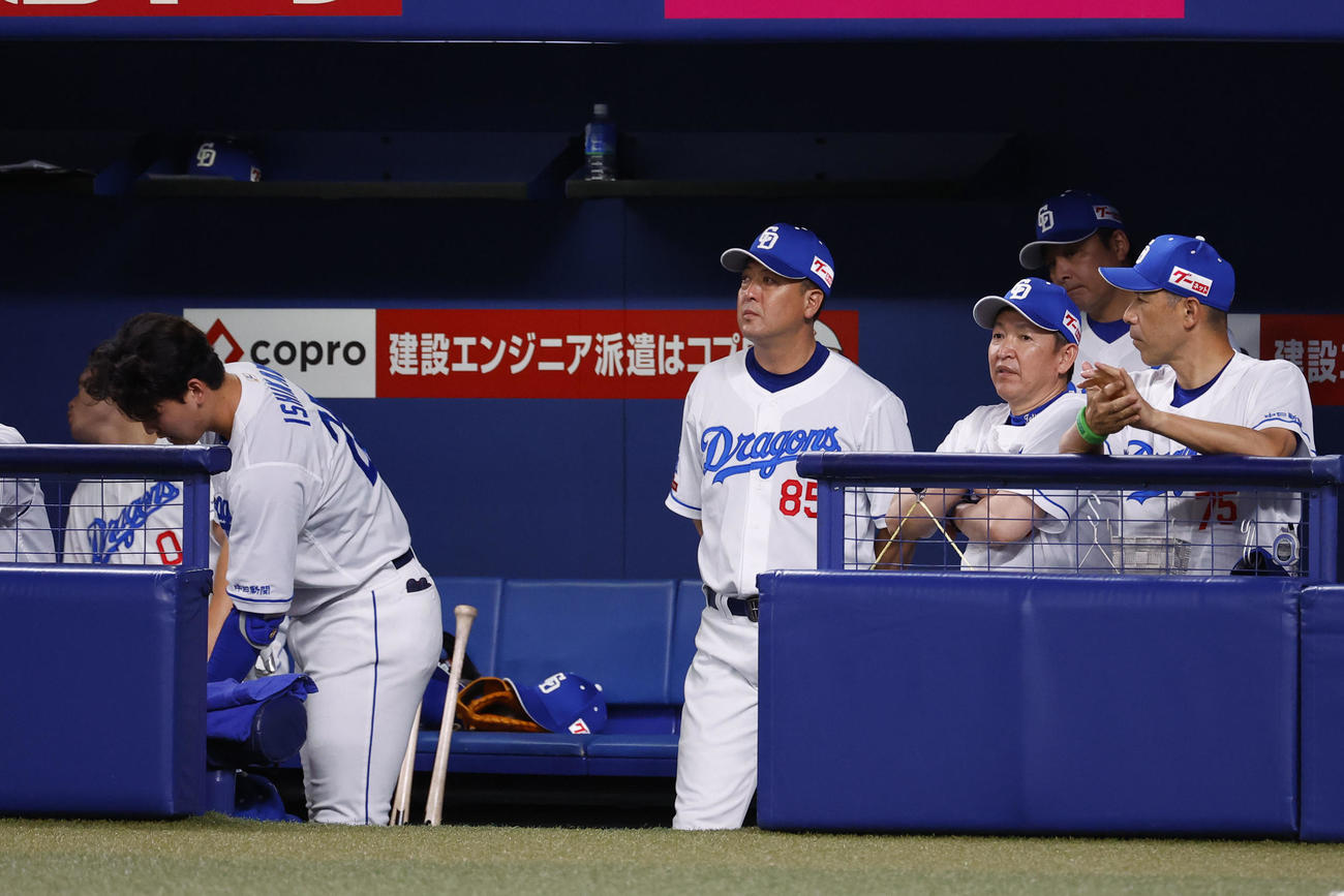 中日対阪神　8回裏中日1死、三振に倒れベンチに戻った石川昂（左から2人目）と厳しい表情見せる立浪監督（右から3人目）（撮影・藤尾明華）