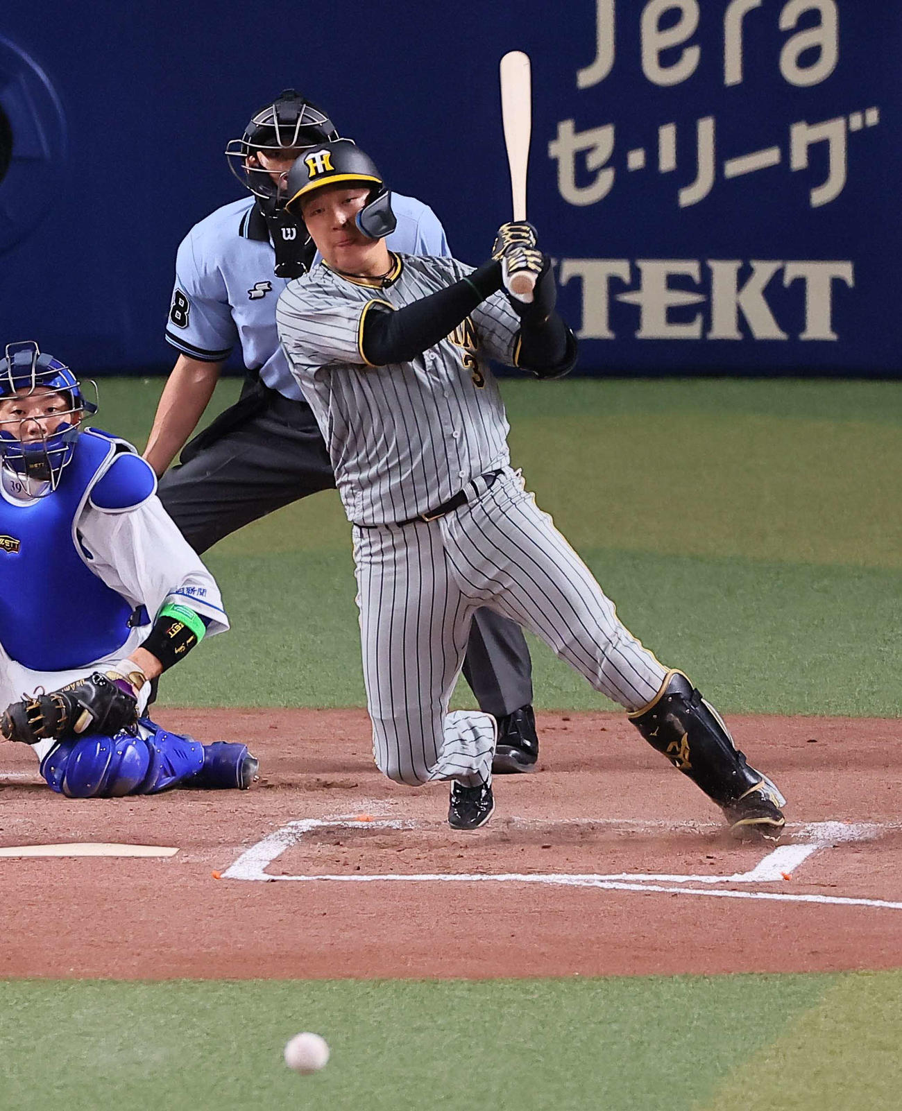 中日対阪神　6回表阪神無死一塁、大山は中前打を放つ（撮影・上田博志）