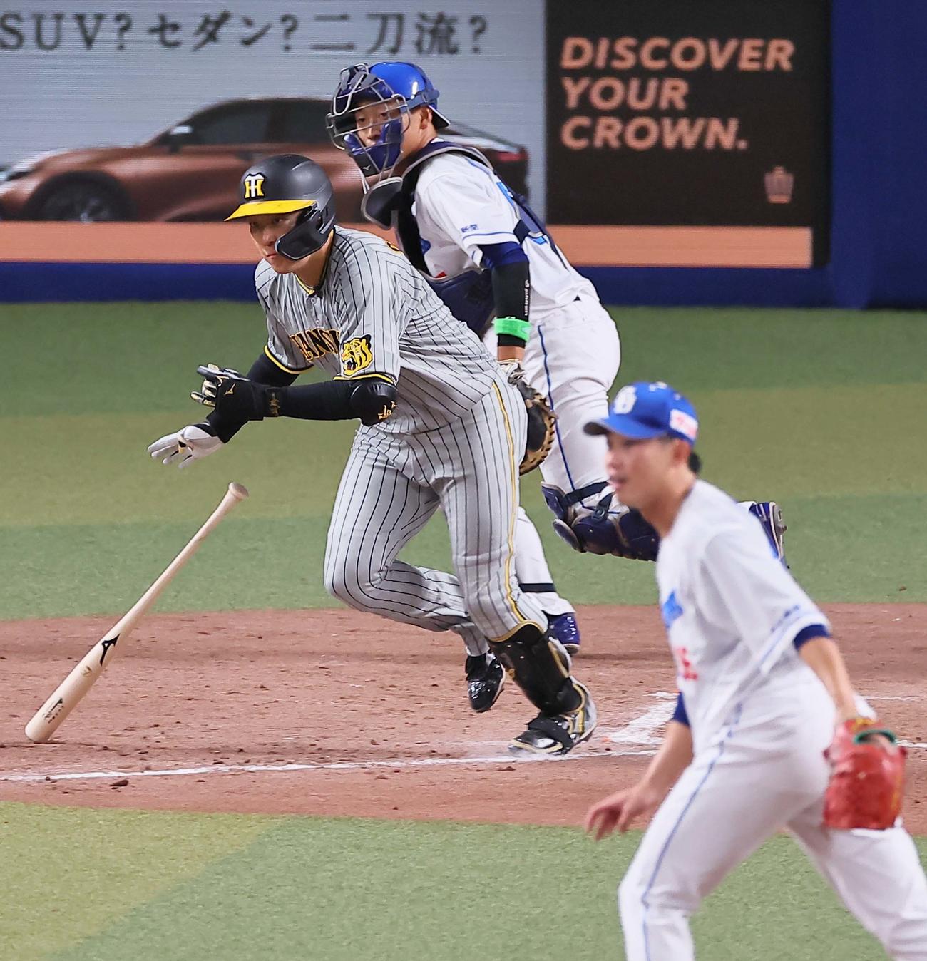 中日対阪神　9回表阪神1死一塁、大山は右前打を放つ（撮影・上田博志）