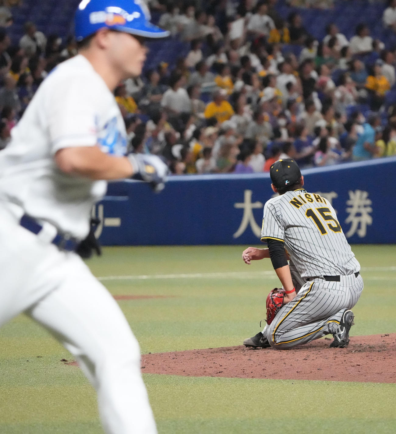 中日対阪神　3回裏中日1死、細川に左越えソロ本塁打を打たれた西純（右）（撮影・森本幸一）