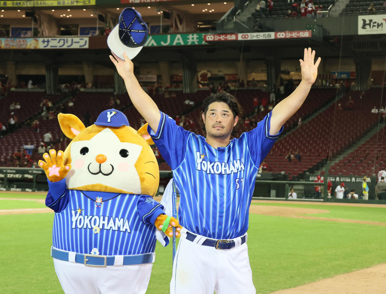 広島対DeNA　ファンの声援に応える宮崎。左はスターマン（撮影・加藤孝規）
