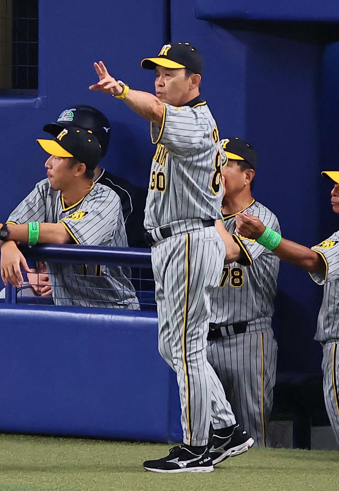 中日対阪神　選手交代を告げる岡田監督（撮影・上田博志）