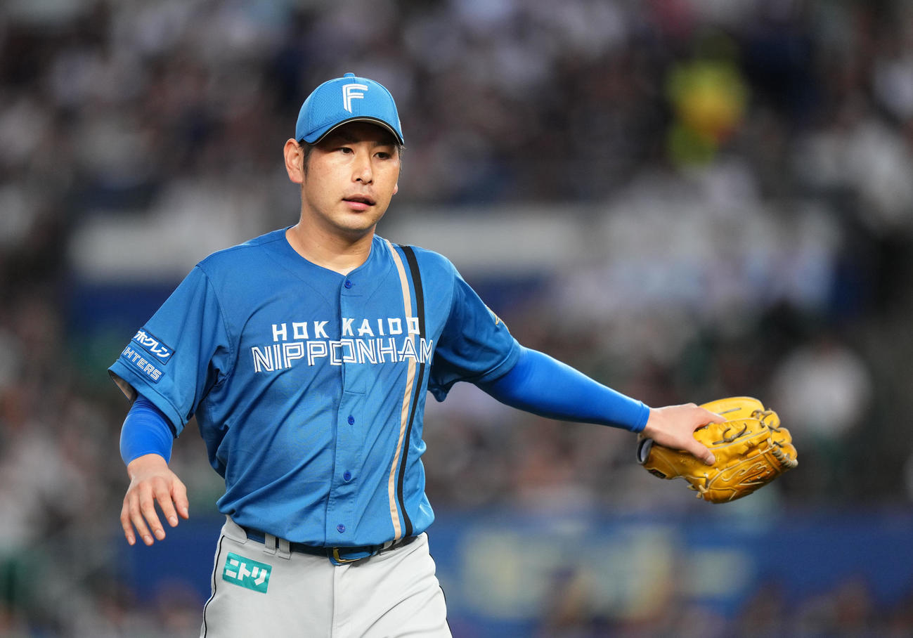 ロッテ対日本ハム　1回裏を無失点に抑え引き揚げる日本ハム加藤貴（撮影・横山健太）