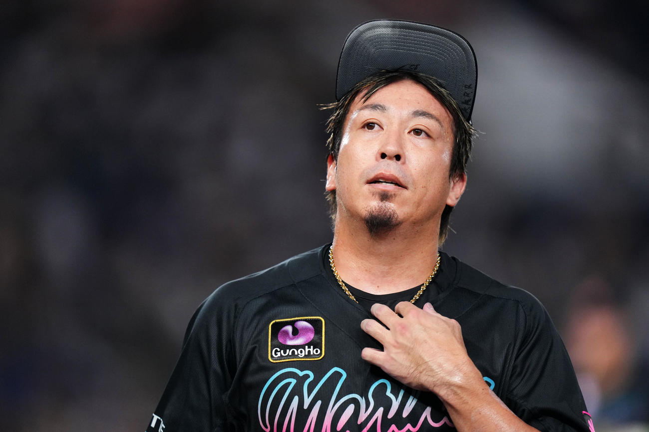 ロッテ対日本ハム　9回表を終え肩を落としベンチへ引き揚げるロッテ益田（撮影・横山健太）