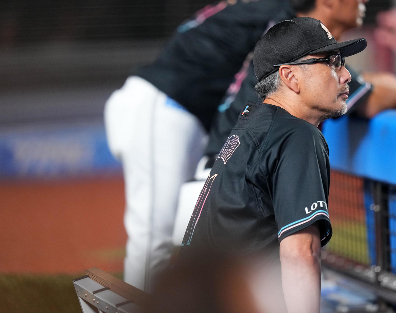 ロッテ対日本ハム　スコアを見つめるロッテ吉井監督（撮影・横山健太）