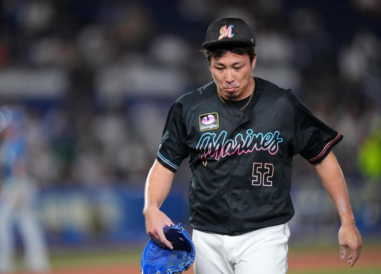 ロッテ対日本ハム　9回表を終え肩を落としベンチへ引き揚げるロッテ益田（撮影・横山健太）