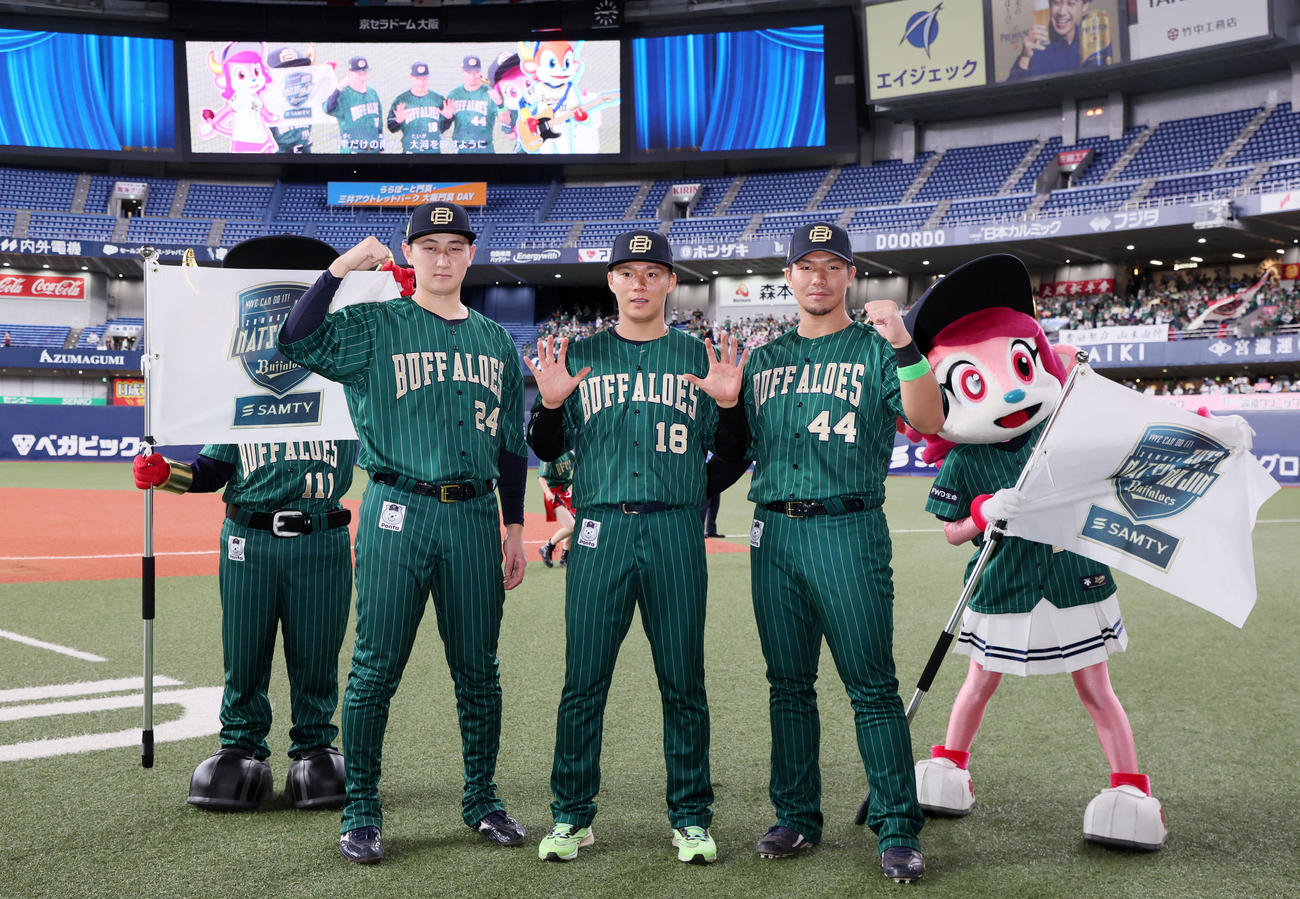 オリックス対楽天　10勝を両手で表す山本を中心に写真に納まる左は紅林、右は頓宮（撮影・加藤哉）