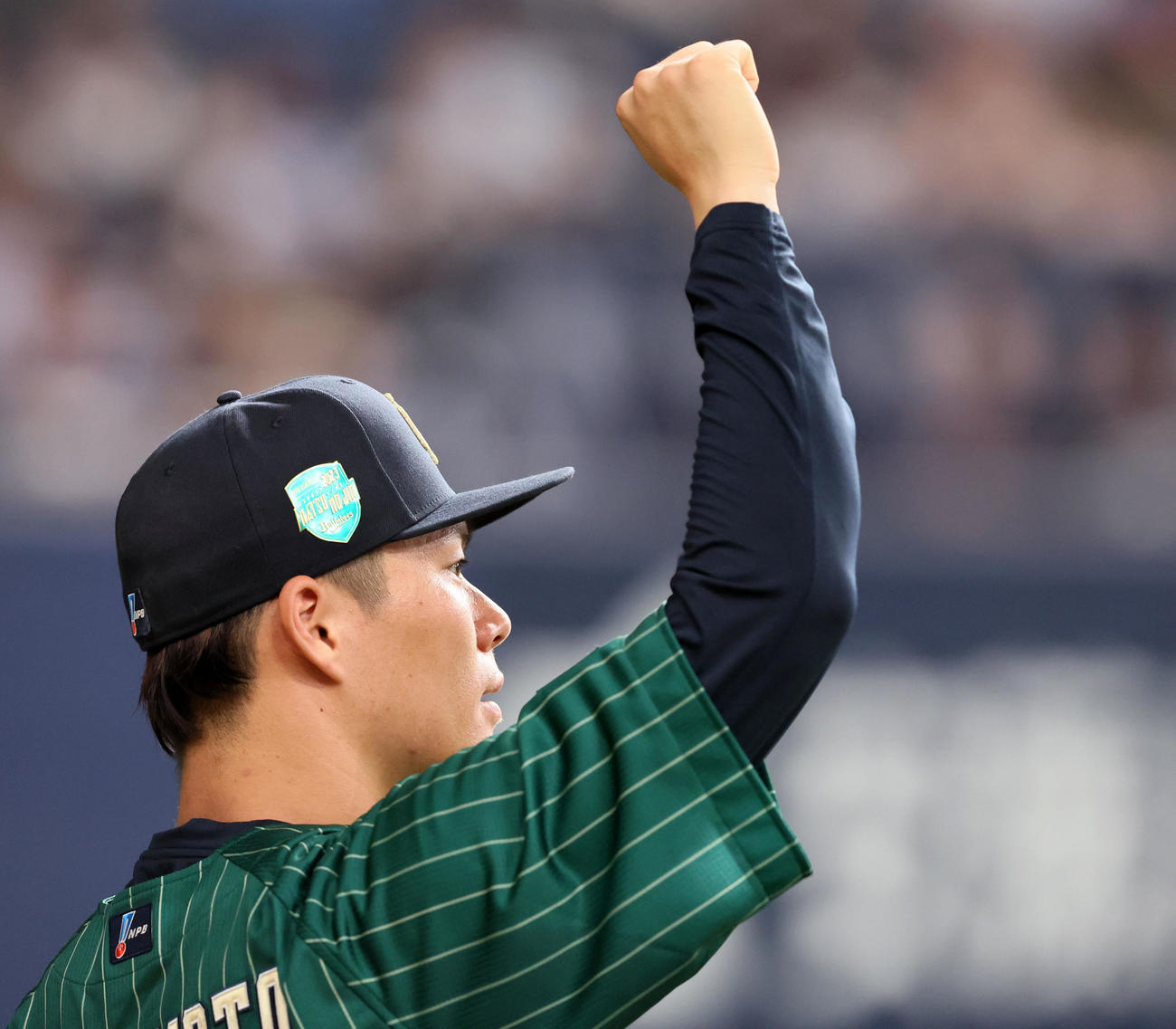 オリックス対楽天　3回裏オリックス2死二塁、紅林の左適時二塁打で先制しベンチ前でガッツポーズを見せる山本（撮影・加藤哉）