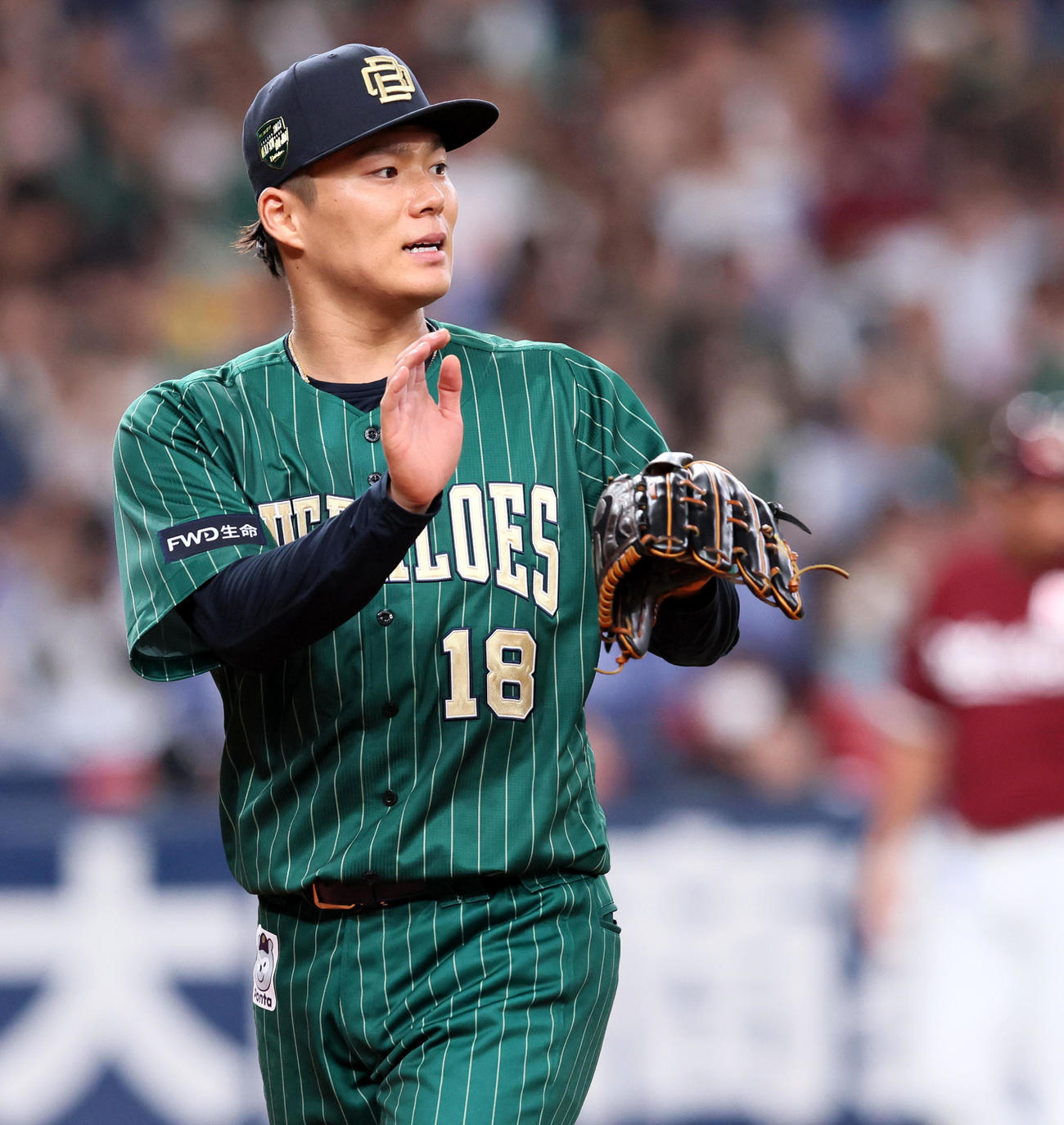 オリックス対楽天　2回表を投げ終え野手に拍手を送る山本（撮影・加藤哉）