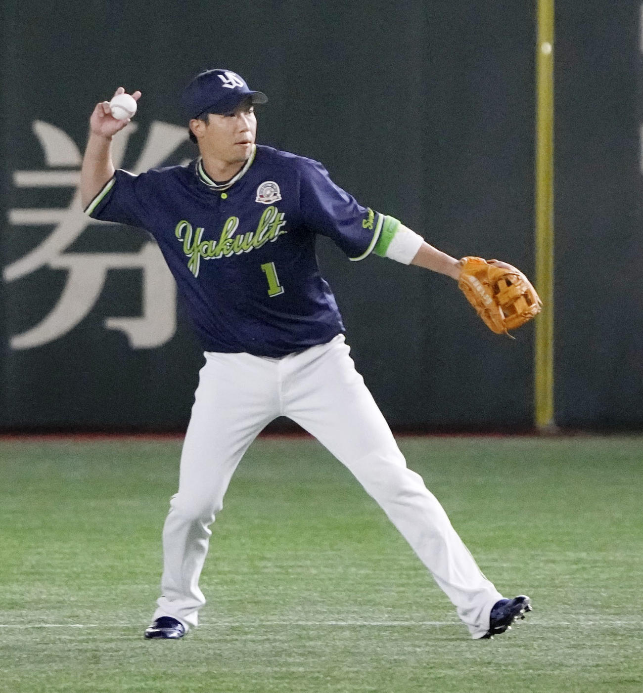 2回巨人1死、丸の二ゴロを送球するヤクルト山田（共同）