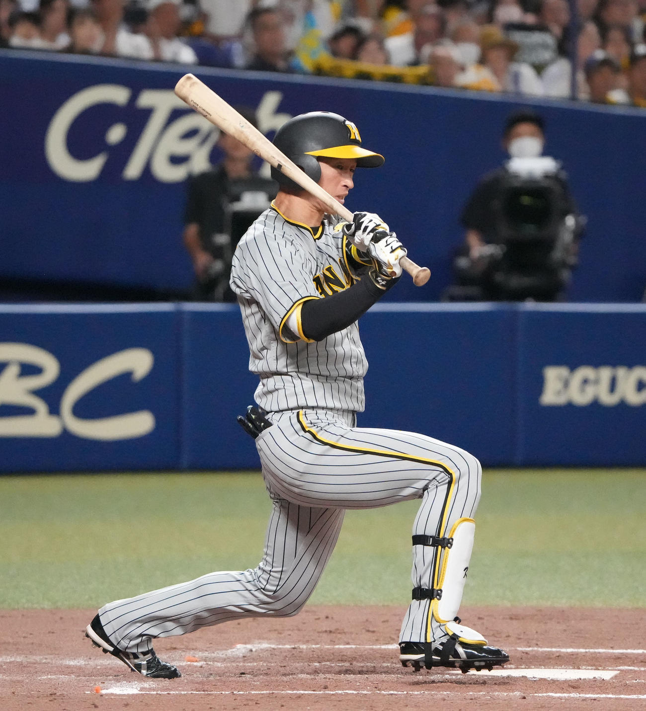 中日対阪神　3回表阪神1死二塁、右適時二塁打を放つ近本（撮影・森本幸一）