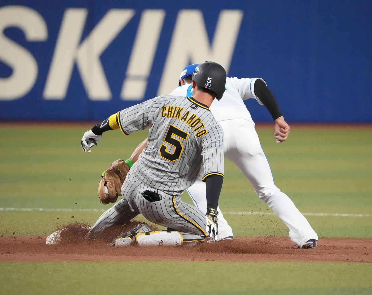 中日対阪神　3回表阪神1死二塁、右適時二塁打を放った近本（左）（撮影・森本幸一