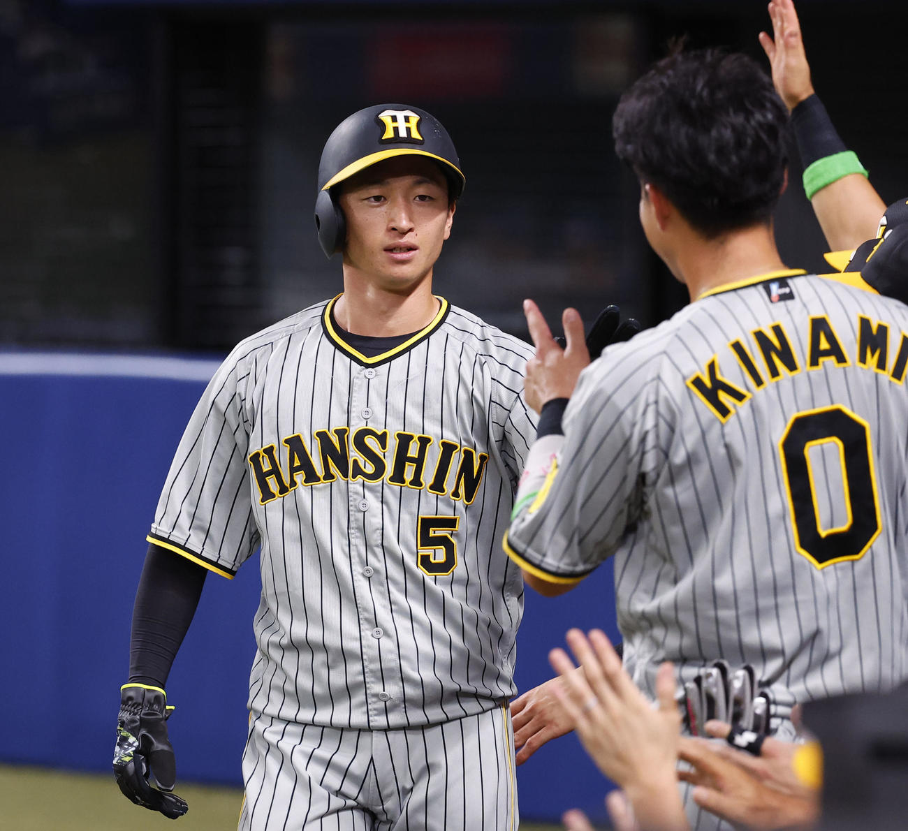 中日対阪神　3回表阪神2死二塁、森下の左前適時打で生還しタッチを交わす近本（左）（撮影・藤尾明華）