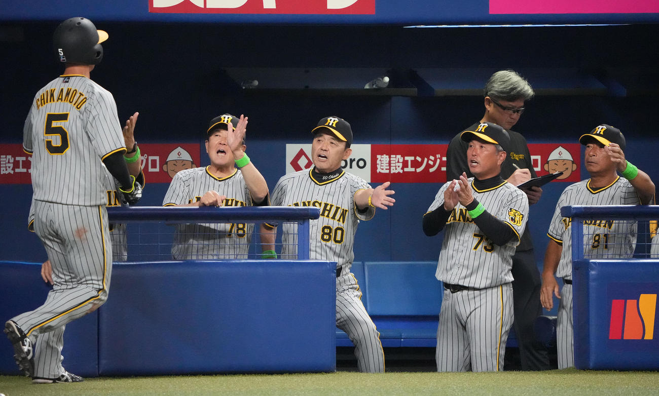 中日対阪神　3回表阪神2死二塁、森下の左前適時打で生還した近本を迎える岡田監督（中央）（撮影・森本幸一）
