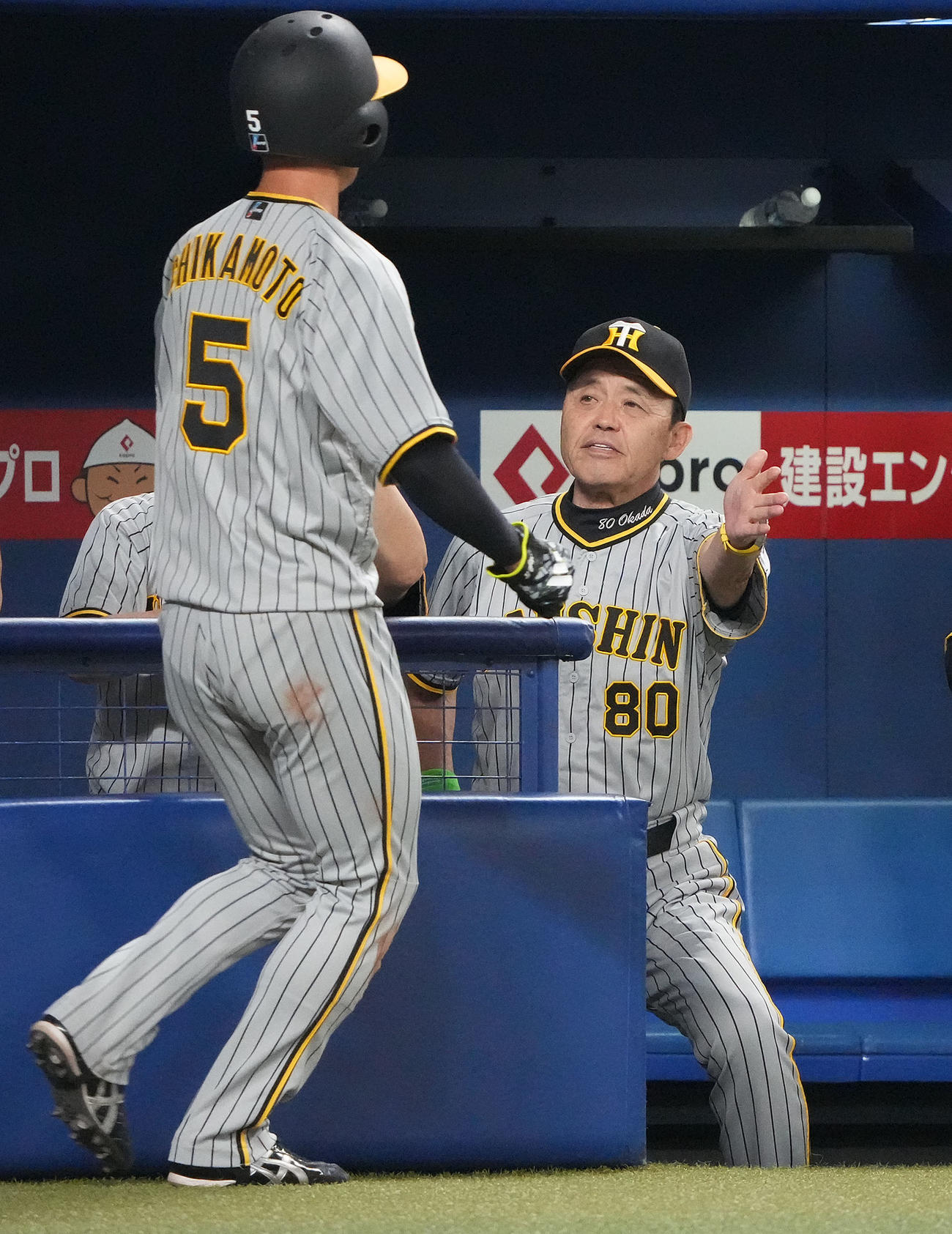 中日対阪神　3回表阪神2死二塁、森下の左前適時打で生還した近本を迎える岡田監督（右）（撮影・森本幸一）