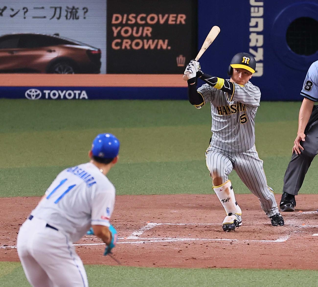 中日対阪神　4回表阪神2死二塁、近本は右前打を放つ（撮影・上田博志）