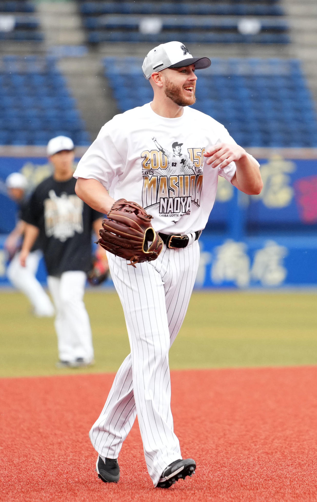 ロッテ対日本ハム　三塁でノックを受けるロッテのブロッソ－（撮影・横山健太）