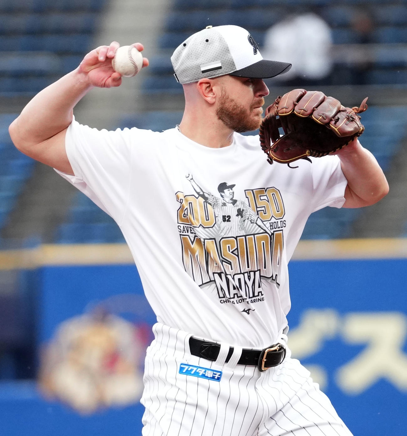 ロッテ対日本ハム　三塁でノックを受けるロッテのブロッソ－（撮影・横山健太）