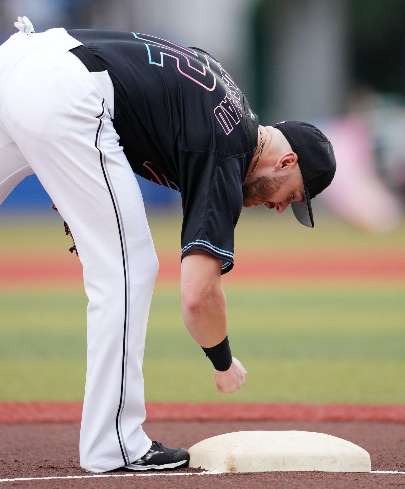 ロッテ対日本ハム　試合開始前、三塁ベースに拳を当てるロッテ・ブロッソ－（撮影・横山健太）