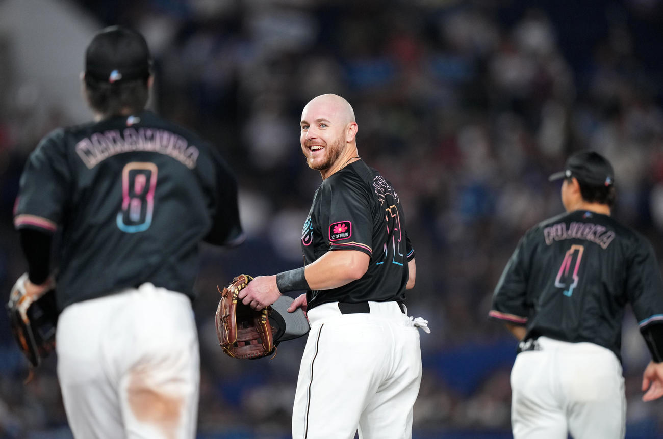 ロッテ対日本ハム　6回裏終了後、来日初安打を放ちナインから祝福され笑顔を見せるブロッソ－（中央）（撮影・横山健太）