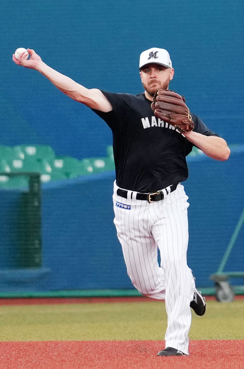 ロッテ対日本ハム　三塁でノックを受けるロッテのブロッソ－（撮影・横山健太）